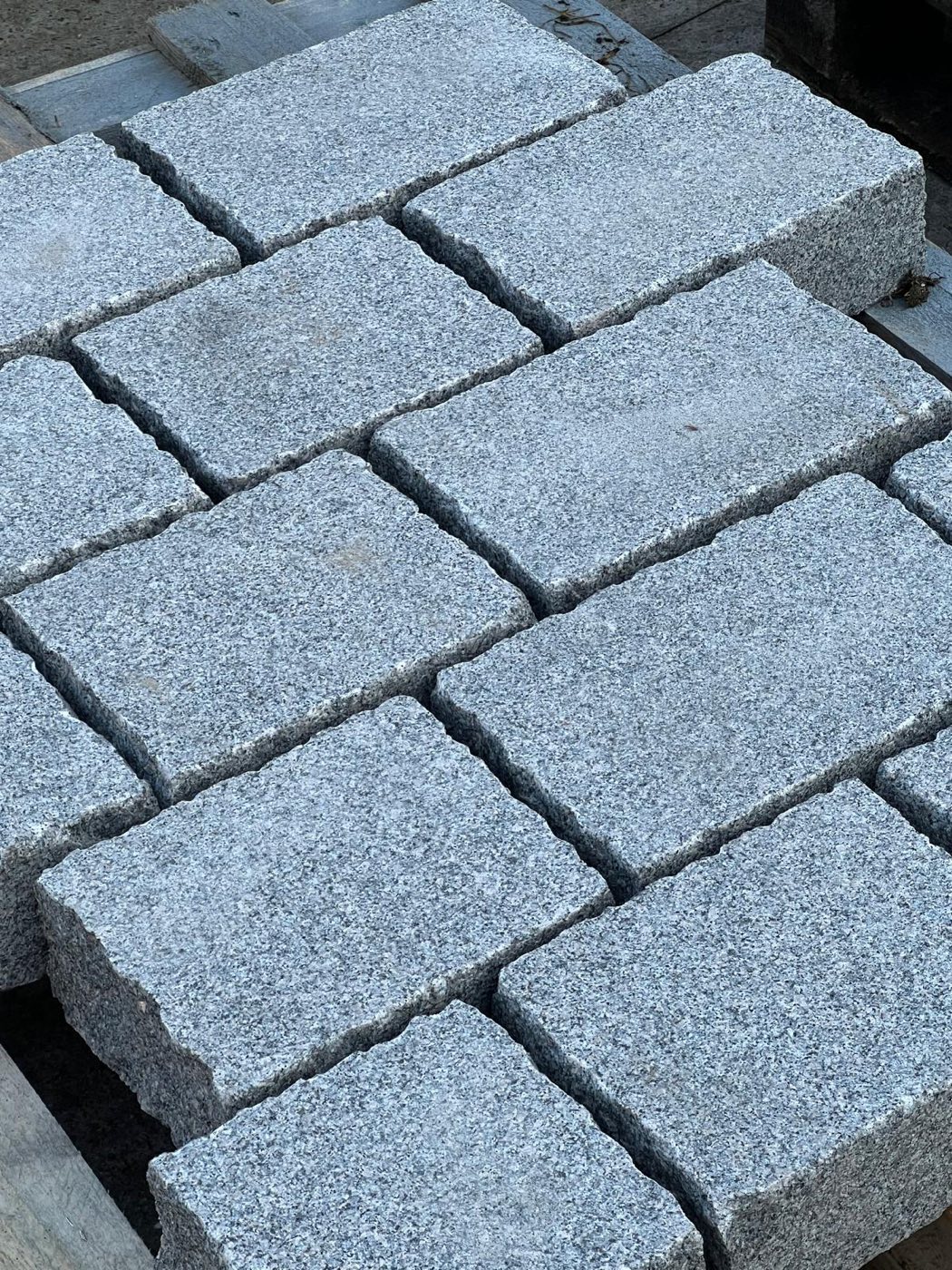 Bohus siwy - kostka z górą ciętą płomieniowaną, boki obijane w technologii Świata z Granitu