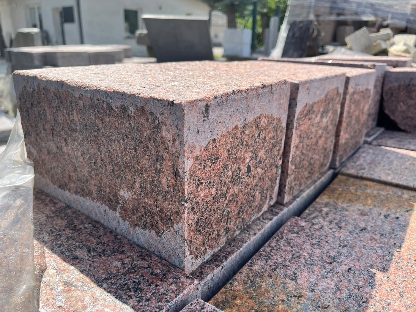 Vanga-kostka granitowa cięta płomieniowana, z płomieniowanymi bokami