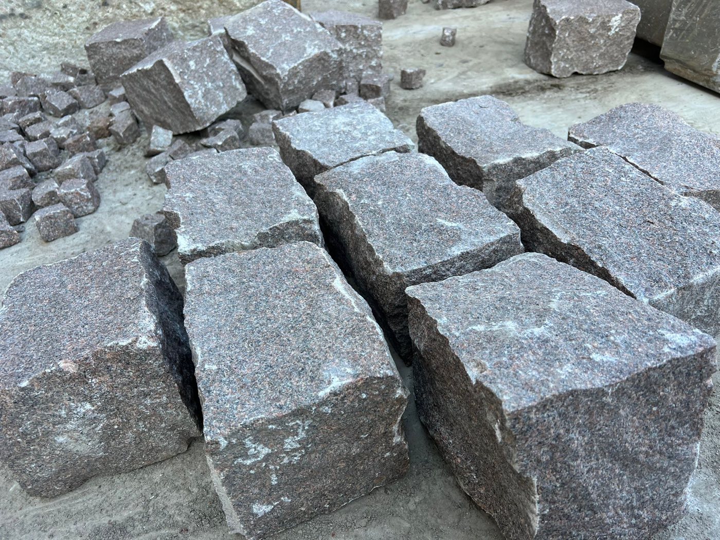 Bohus czerwony - kostka granitowa 15/17cm rzędowa