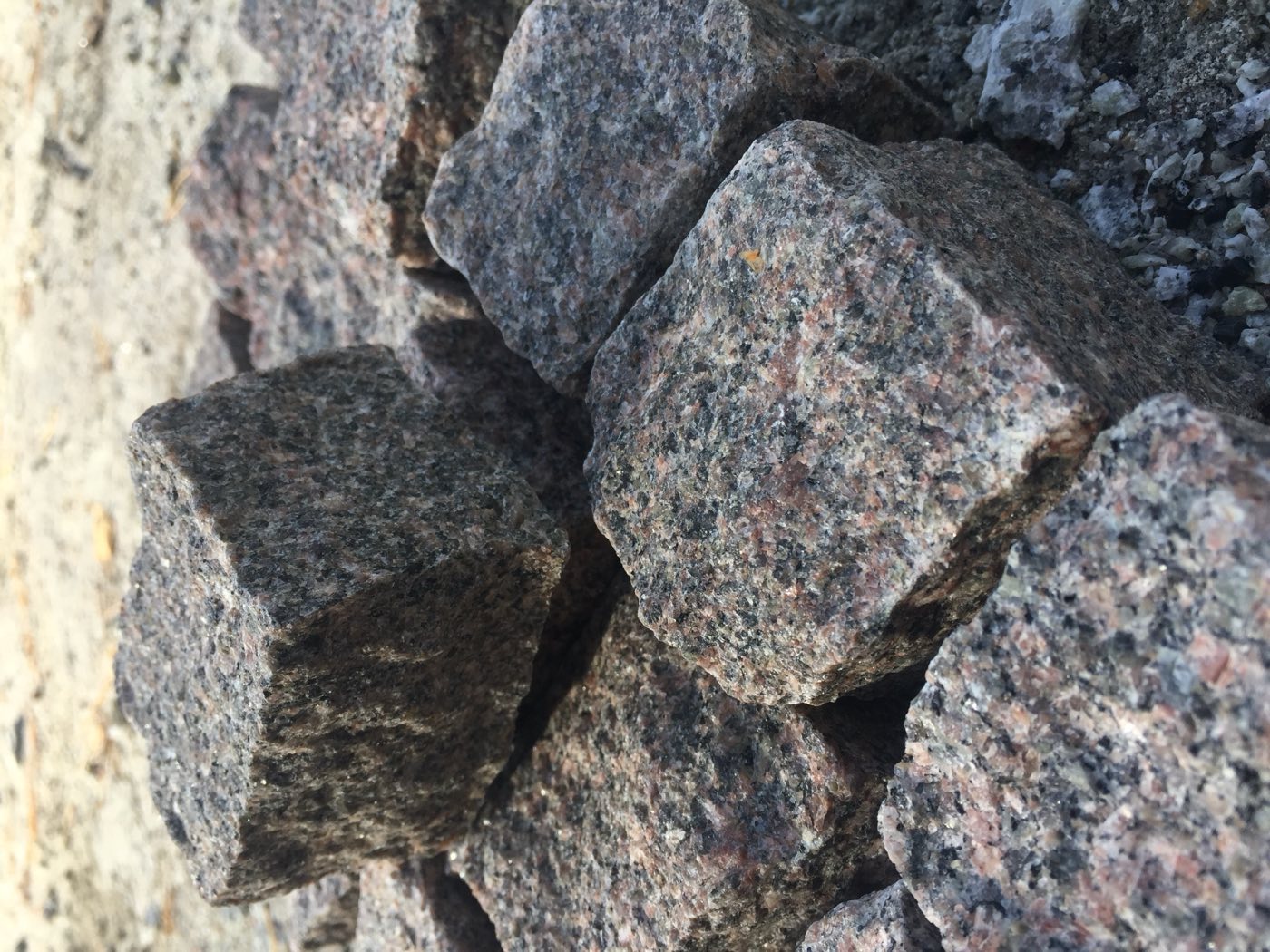 Bohus czerwony - kostka surowo łupana 8/11cm