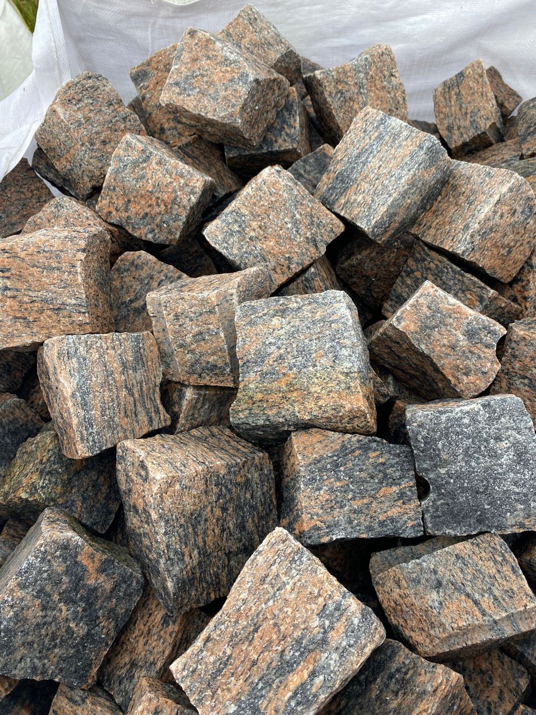Gneis Halmstadt - kostka surowo łupana 8/11cm