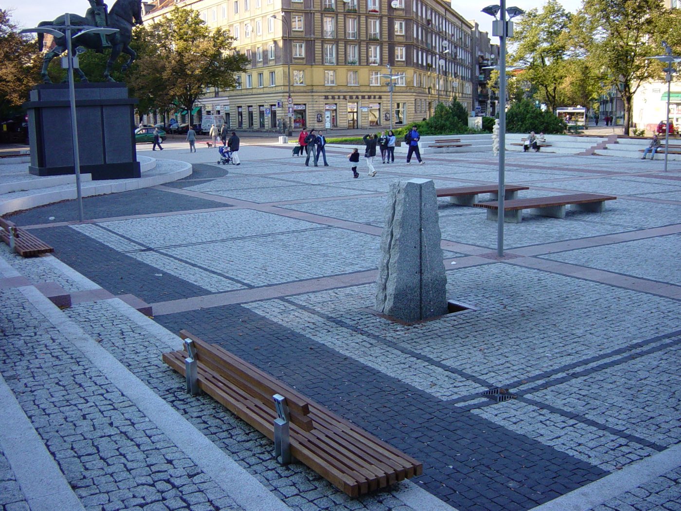 Kostka surowo łupana - kombinacja kolorystyczna ułożona na placu miejskim