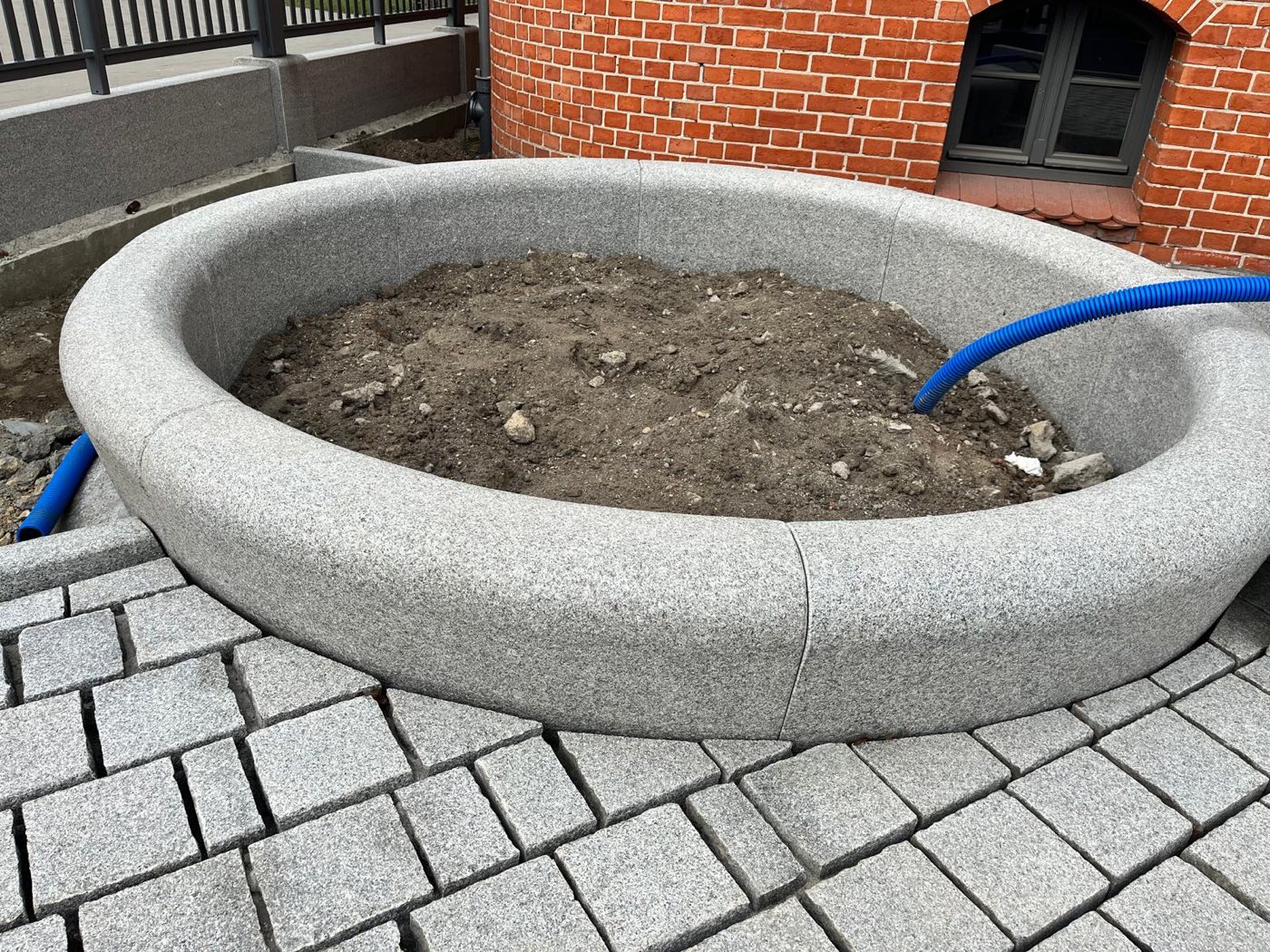 Bohus siwy - krawężnik łukowy - profilowany płomieniowany