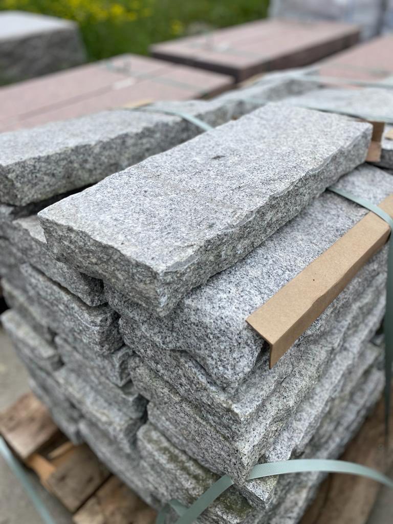 Jasnoszary - kraweznik granitowy surowo łupany
