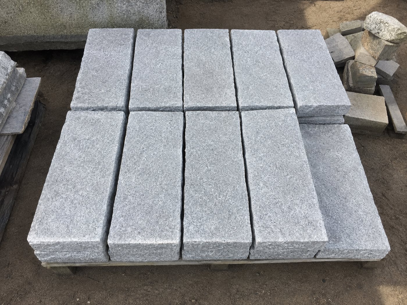 Jasnoszary - opornik o strukturze obijanej, surowo łupanej 6x20cm