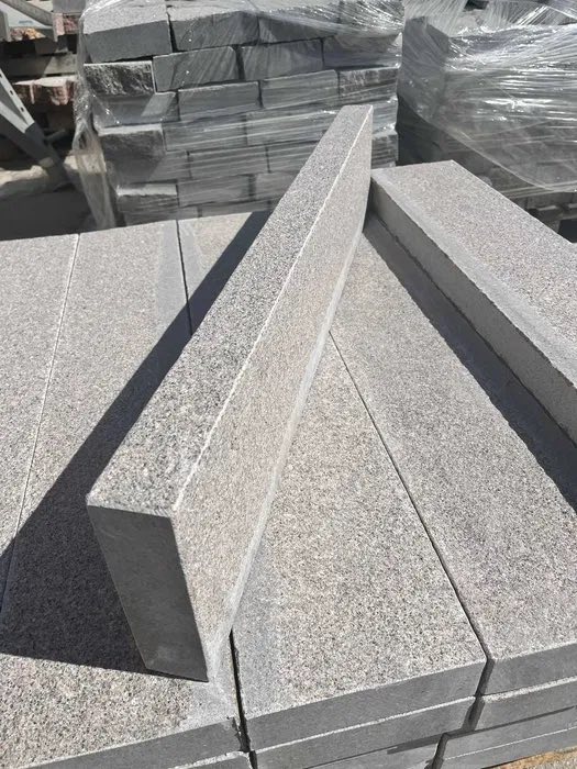 Krawężnik granitowy cięty płomieniowany