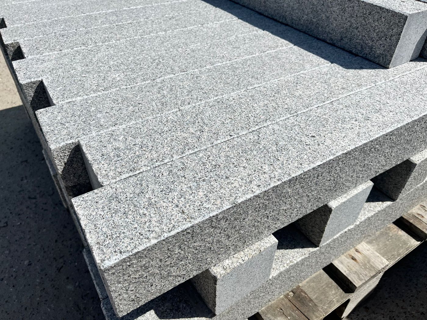 Bohus siwy - palisada granitowa cięta dookoła płomieniowana i fazowana
