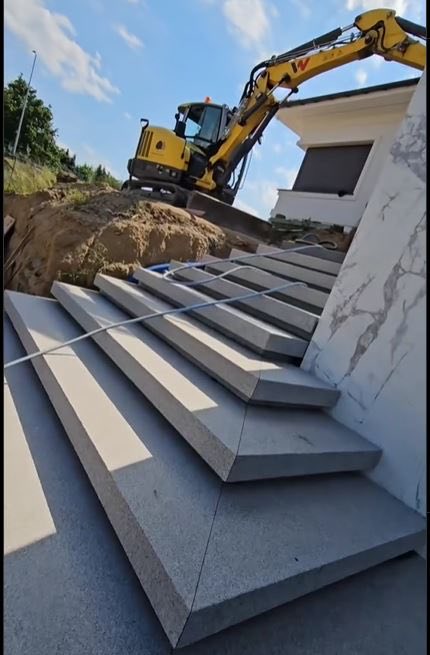Bohus siwy - schody granitowe cięte pod kątem