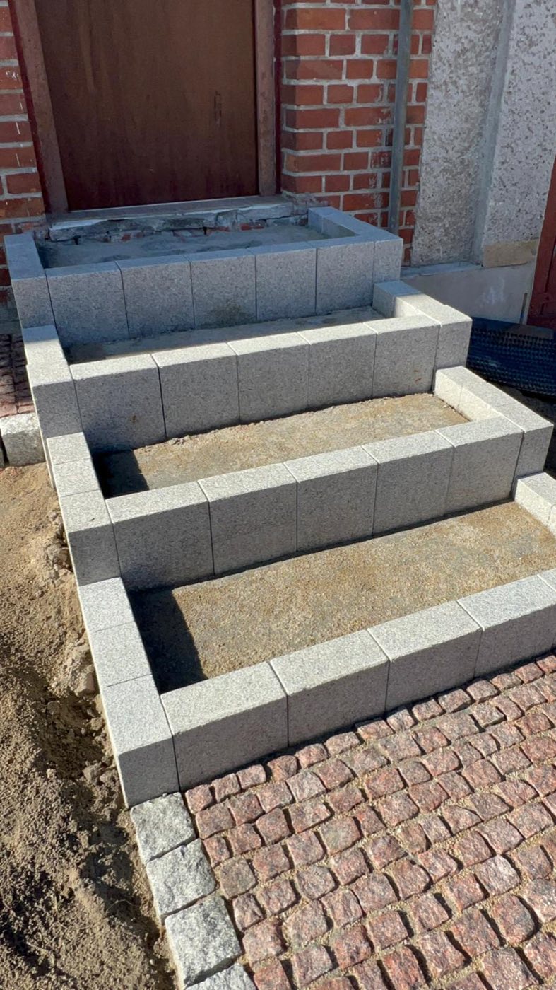 Bohus siwy - schody przygotowane z palisady granitowej