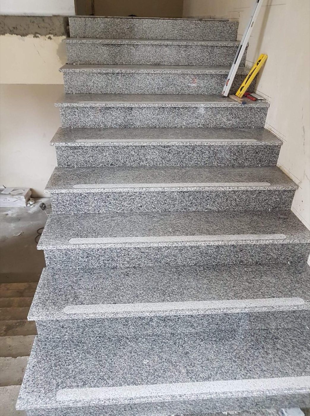 Jasnoszare schody wewnętrzne polerowane