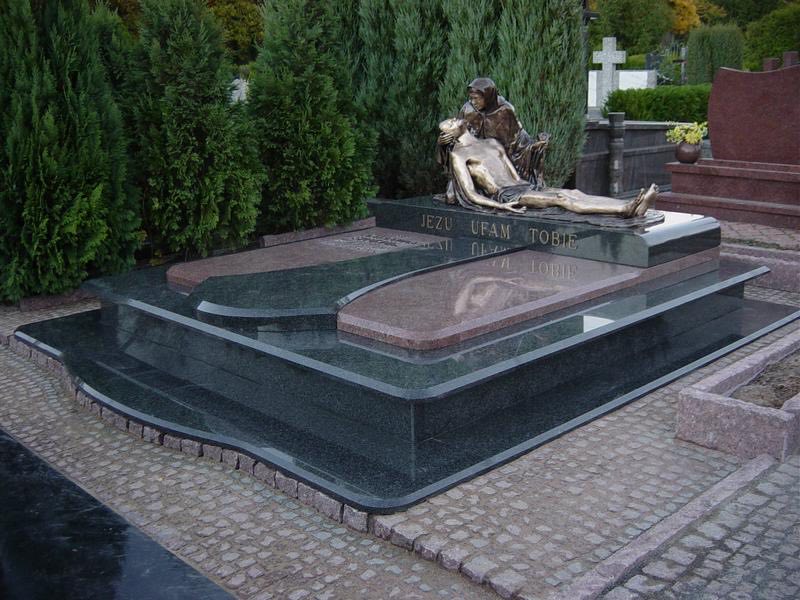 Grobowiec rodzinny z rzeźbą