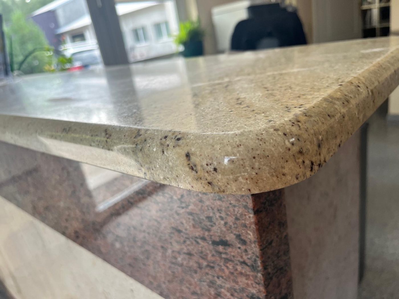 Parapet granitowy wewnętrzny wykończony z ćwierćwałkiem