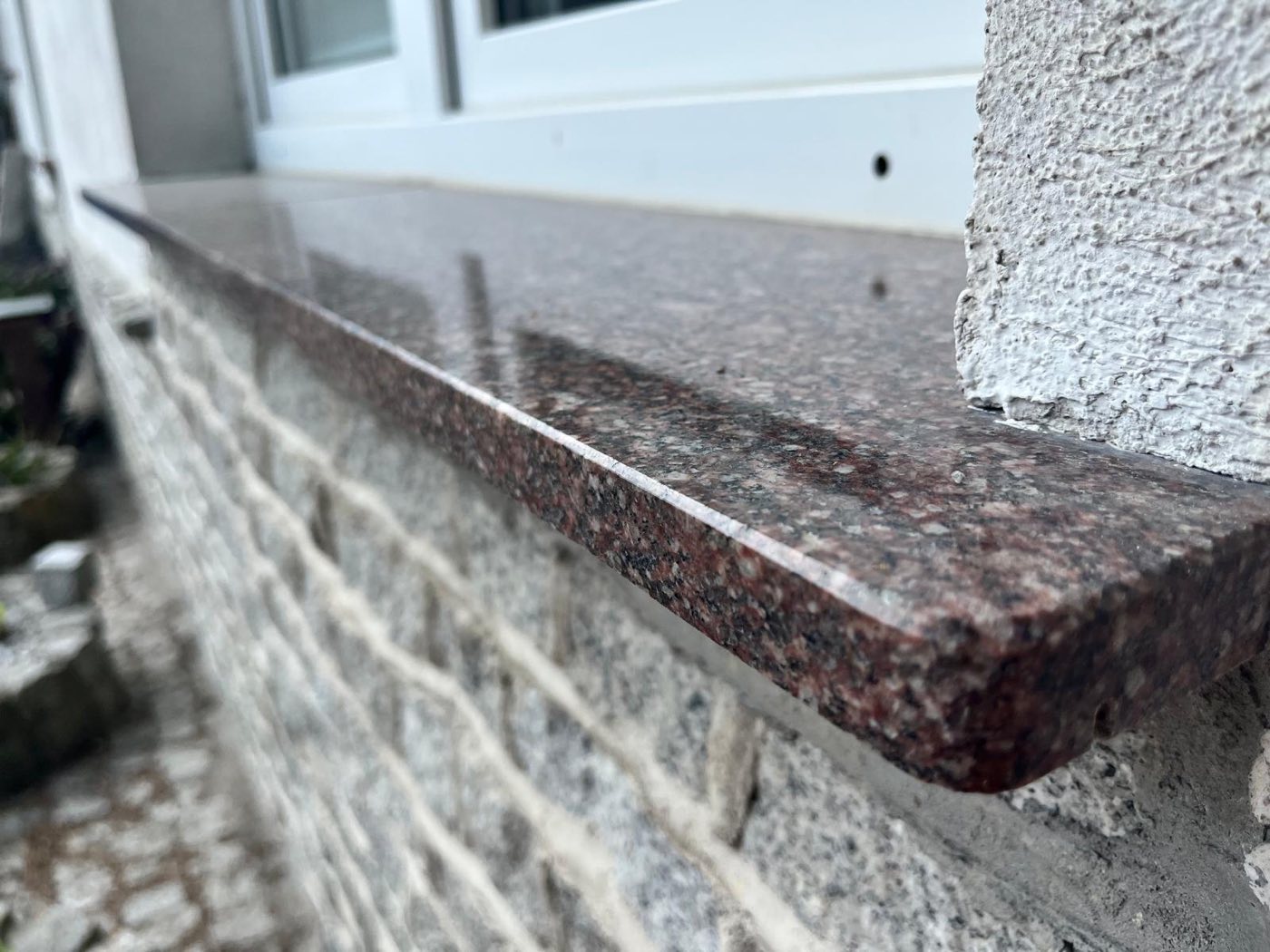 Parapet granitowy zewnętrzny - podokiennik
