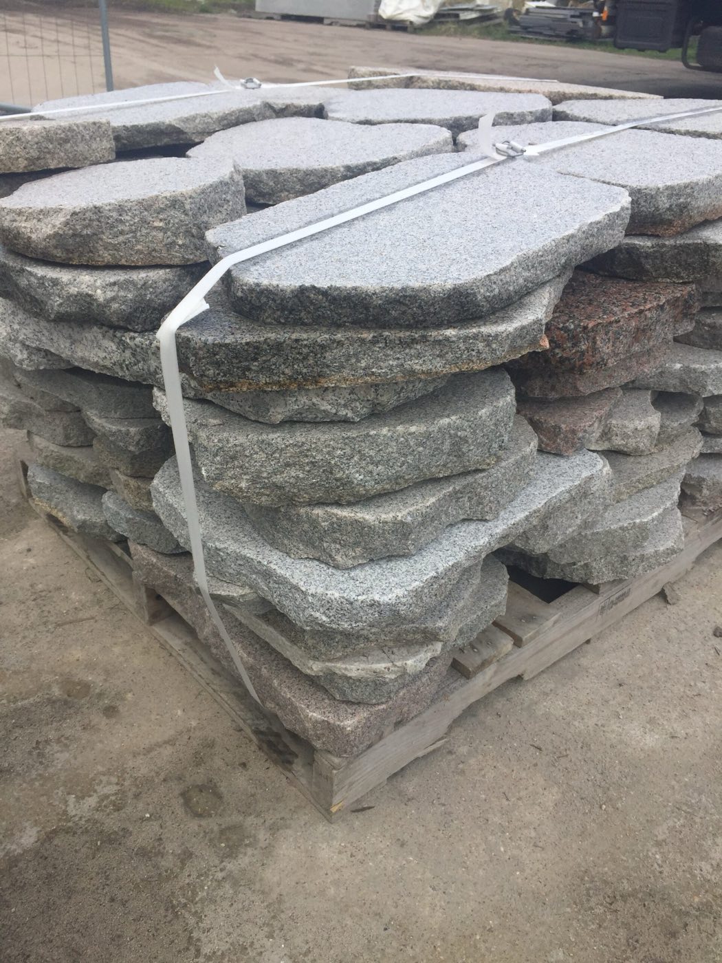 Oflisy granitowe obijane