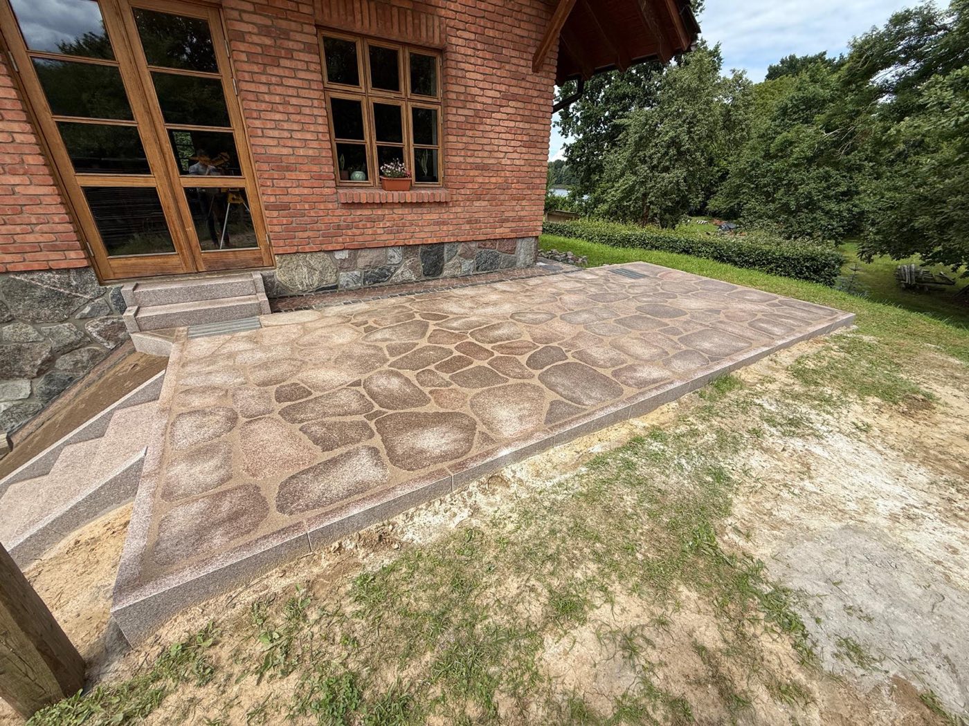 Project: Bohus Red—a terrace featuring flame-treated Oflis slabs