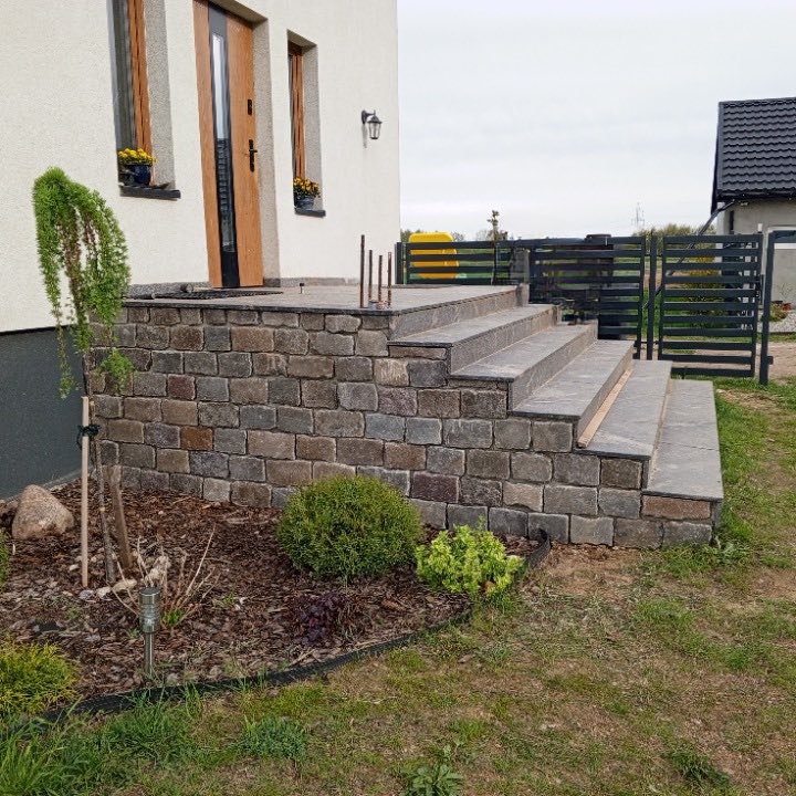 Construction: Base lined with starobruk-style stone tiles