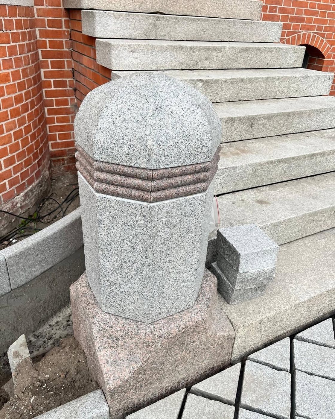Implementation: Profiled stair trim elements—Bohus Gray, Bohus Red