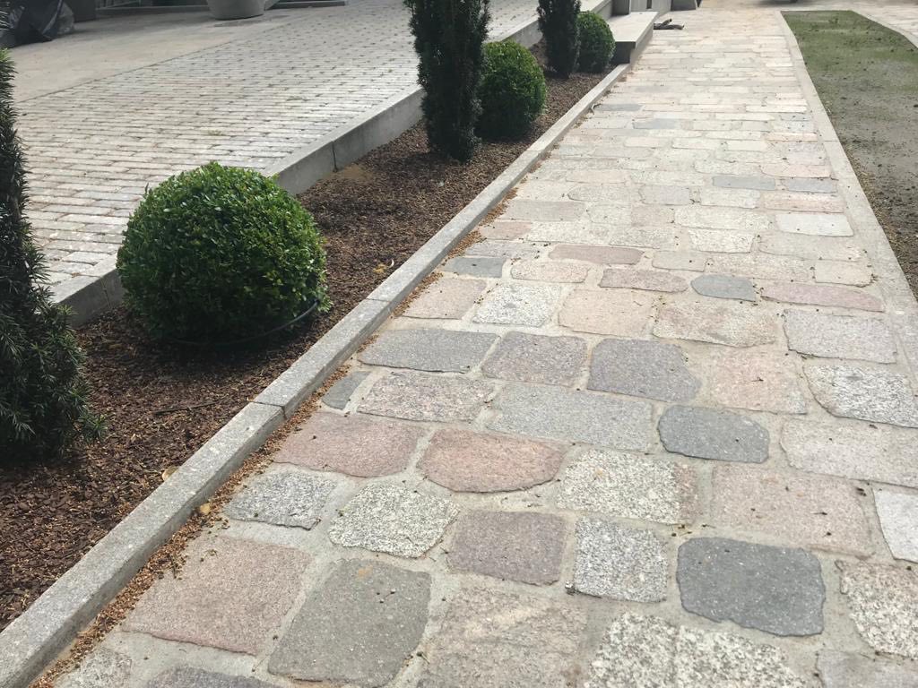 Project: An elegant entrance to the house featuring cobblestones