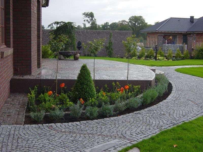Project: A Perfect Combination of Plants and Stone in the Entrance Area