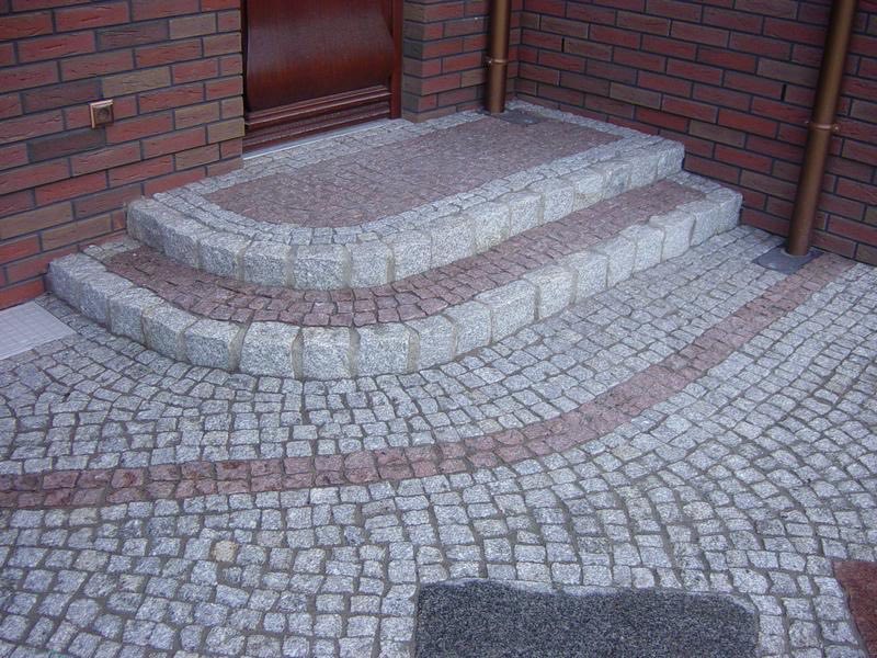Design: A combination of rough-split pavers in Vanga and gray