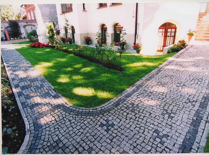 Construction: Bohus Gray 4/6 granite pavers with black paver accents