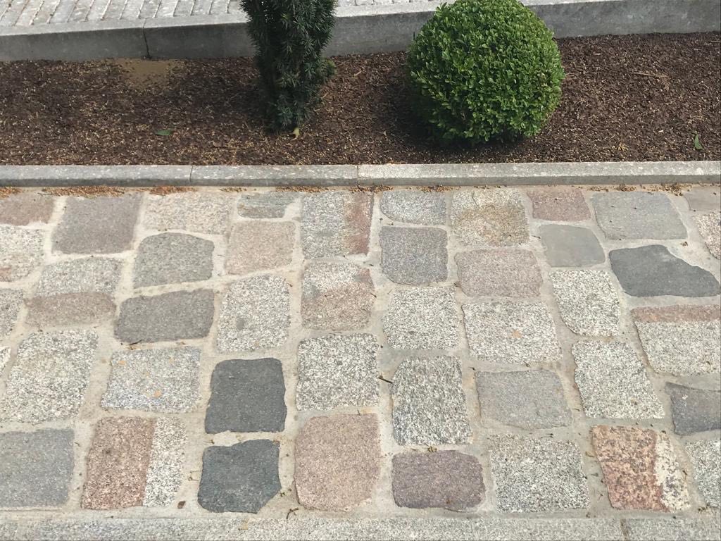 Construction: Flame-treated cut curb with an old cobblestone surface—assorted colors