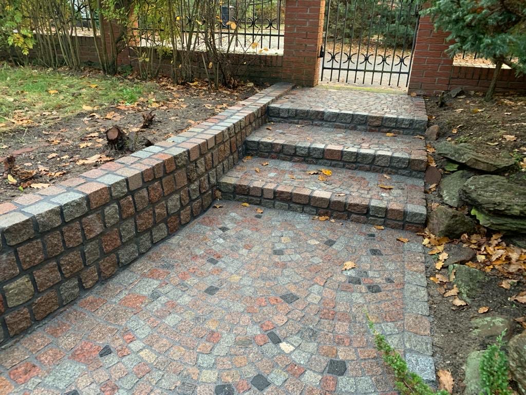 Construction: Retaining wall and stairs made of 8x11 cm Miszung granite pavers
