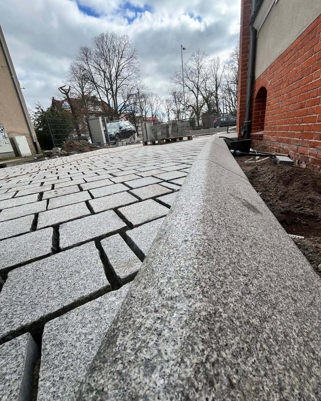 Construction: Paving and profiled curbs—Gray Bohus