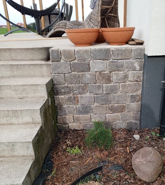 Project: Plinth cladding with cobblestone-style stone