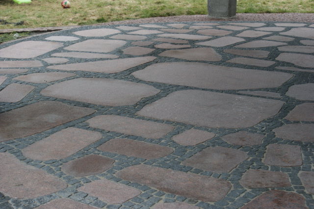 Project: Beautiful red flamed granite slabs combined with black 4/6 cm pavers