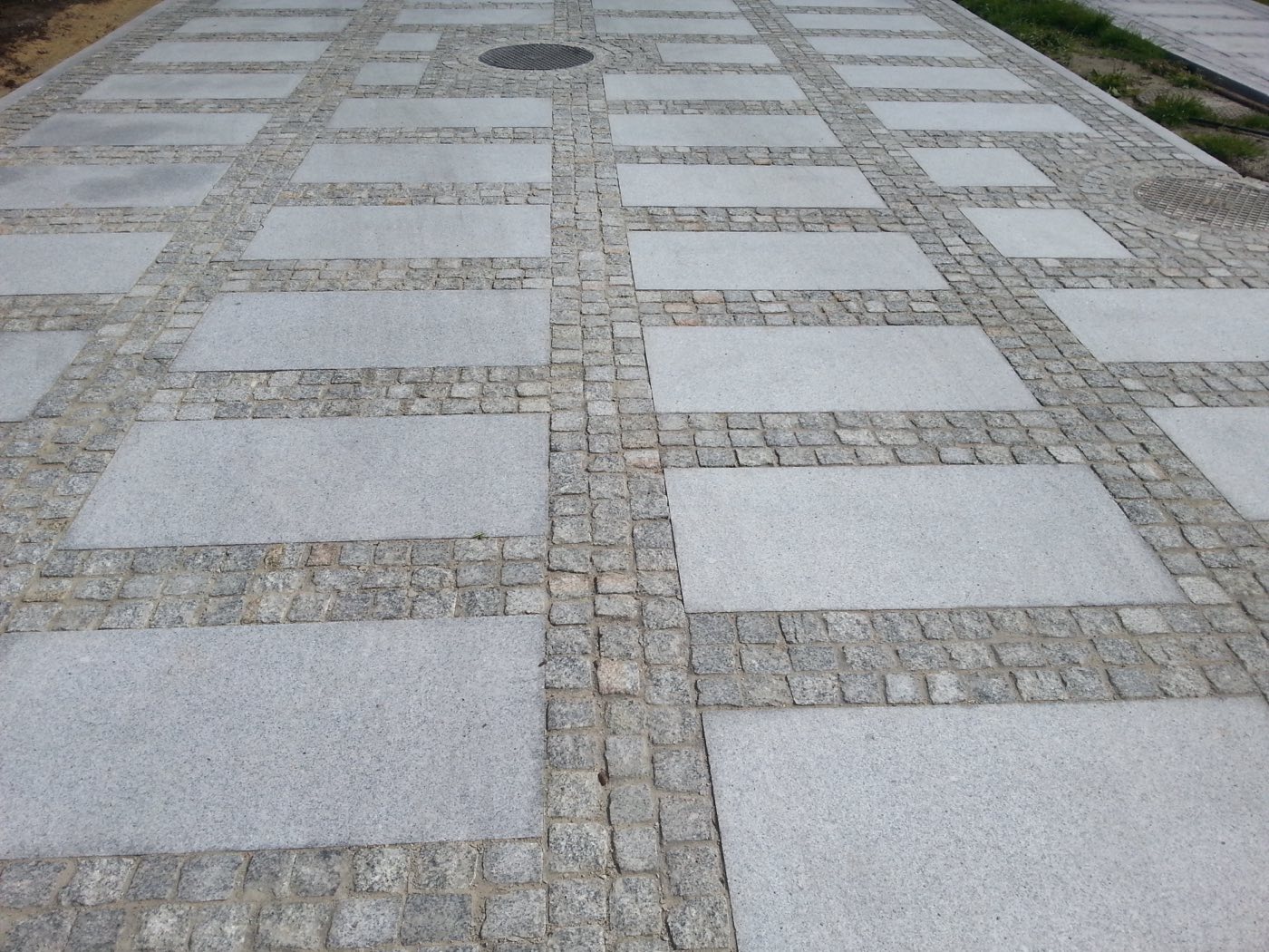 Materials Used: 100x50 cm slabs and 4/6 rough-split cobblestones