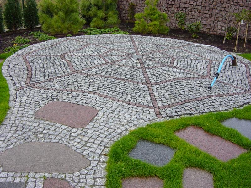 Project: A garden space featuring a 4x6-cm granite paving stone pattern