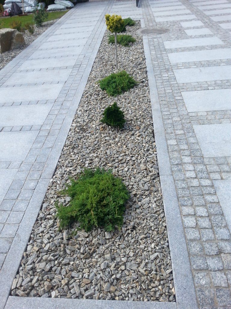 Design: Plants against a backdrop of stone bark, gray granite slabs 100x50