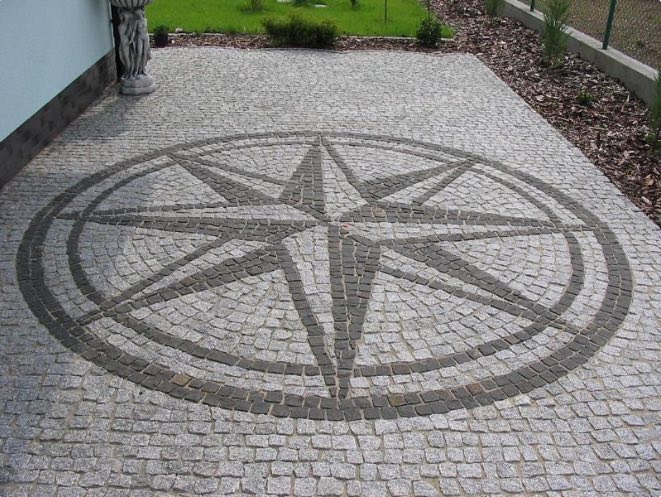 Design: Compass rose made of black stone cubes, 4x6 cm