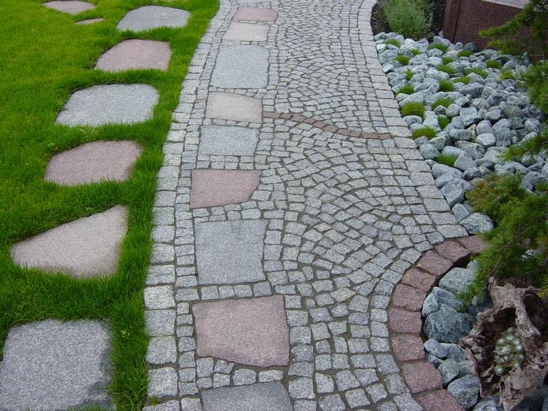 Construction: Pathway—Oflis slabs combined with 4x6-cm stone pavers