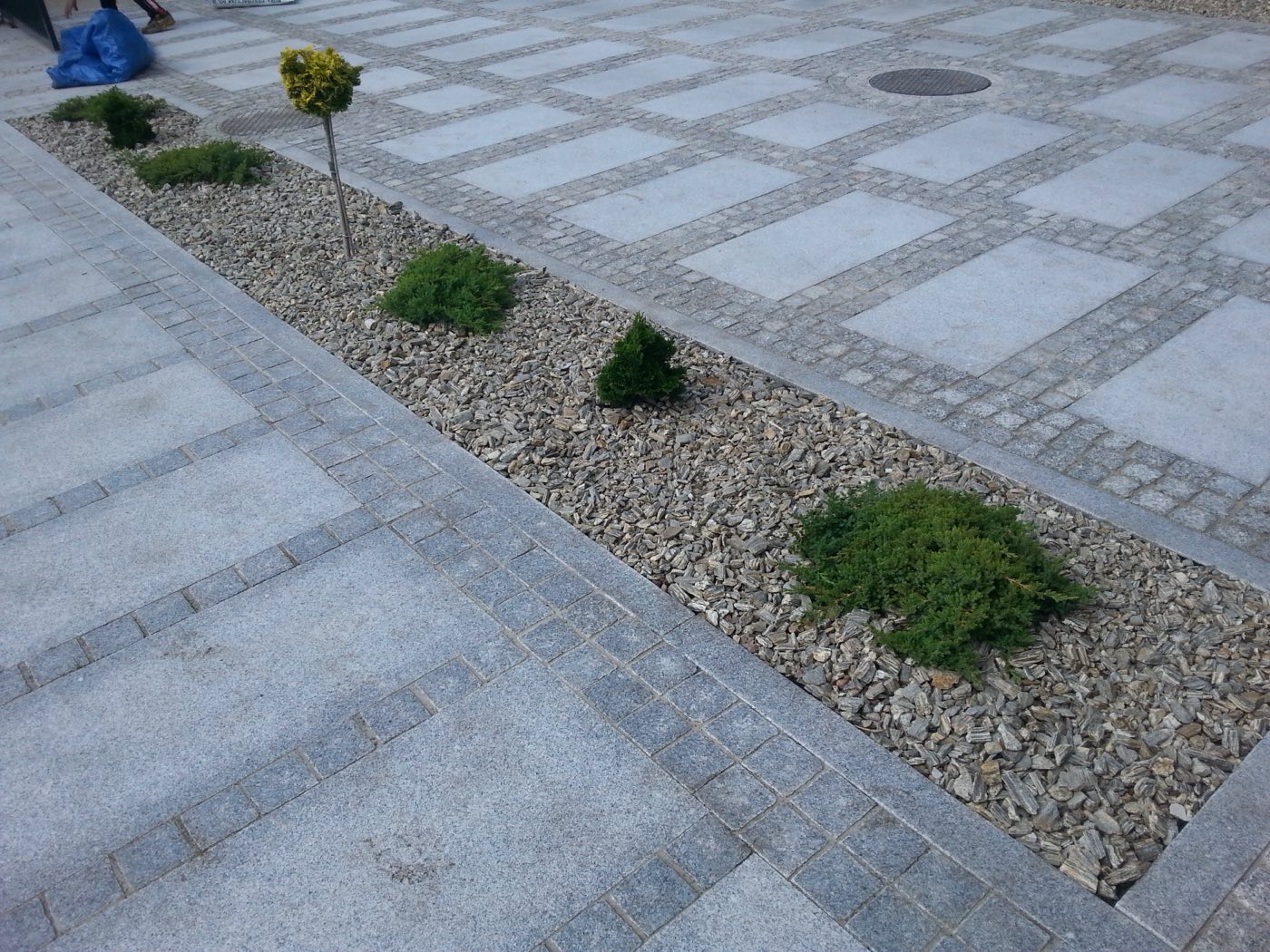 Design: Gray 100x50 slabs filled with paving stones all around