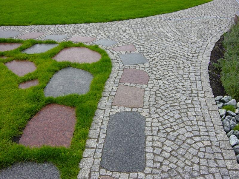 Project: Swedish granite slabs combined with 4/6 cm rough-split granite pavers