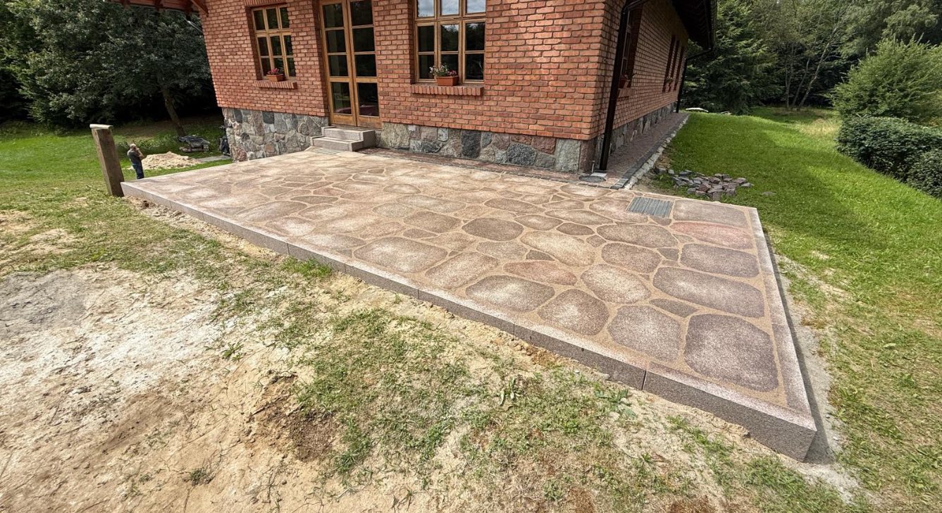 Products: Bohus Red Terrace Slabs_Bohus Red 8x30 Flamed Curbstones