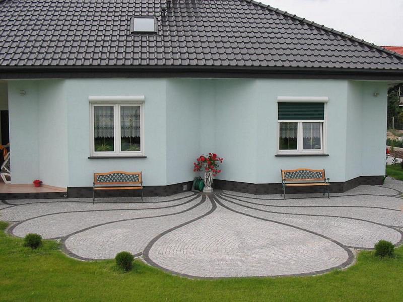 Construction: Paving pattern using “Black Swede” and “Gray Bohus” pavers, 4x6 cm