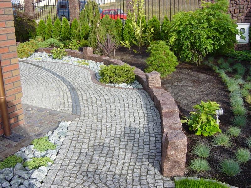 Project: Paving with granite pavers edged with red Vanga Formak