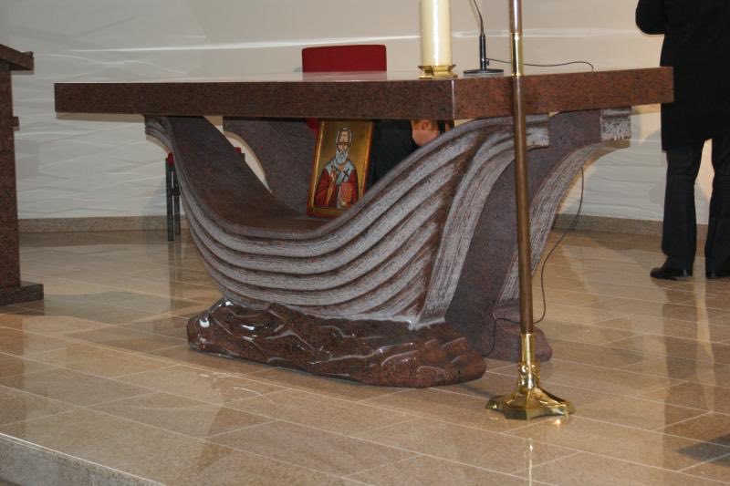 Design: Carved altar - made of Vanga wood
