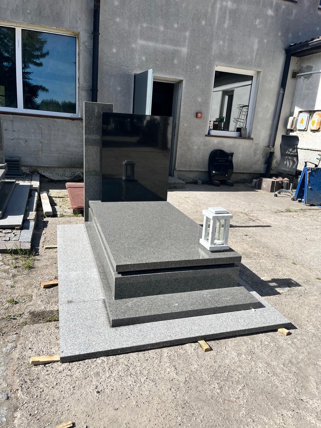 Design: Bohus Siwy—a headstone with a base and a cap made of black Swedish granite