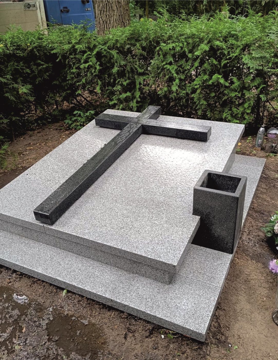 Design: Gray Bohus with elements of Black Swedish—family grave