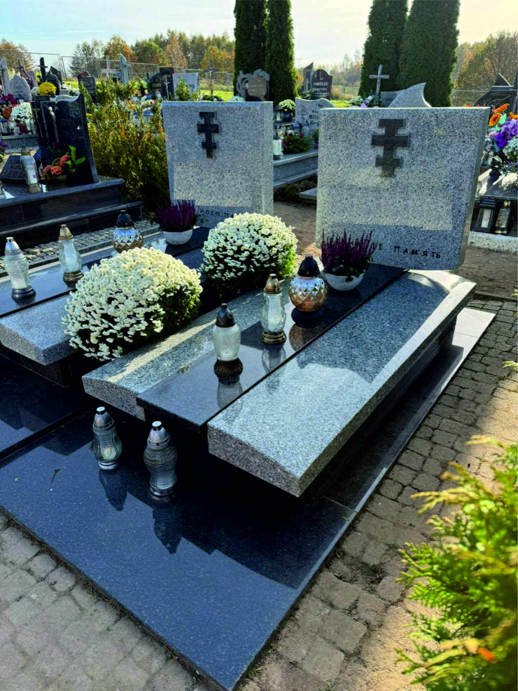 Design: Black Swedish and Strzegom Granite with an extended base made of Black Swedish