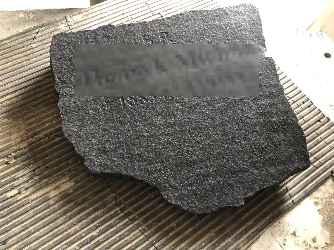 Design: Black Swede - brushed gravestone