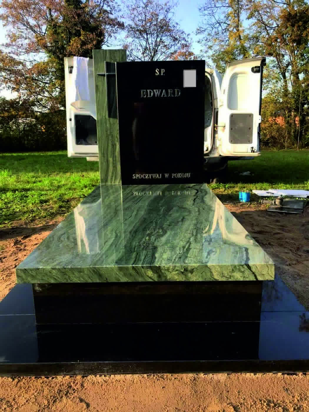 Design: Black Swede with Green Mylonite - single headstone