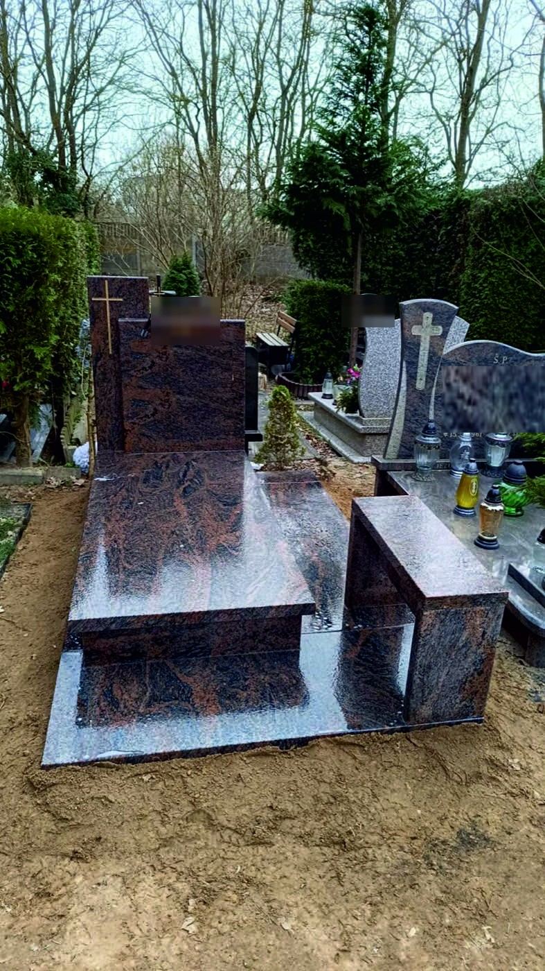 Design: Gneis Halmstadt—a single polished headstone with a bench
