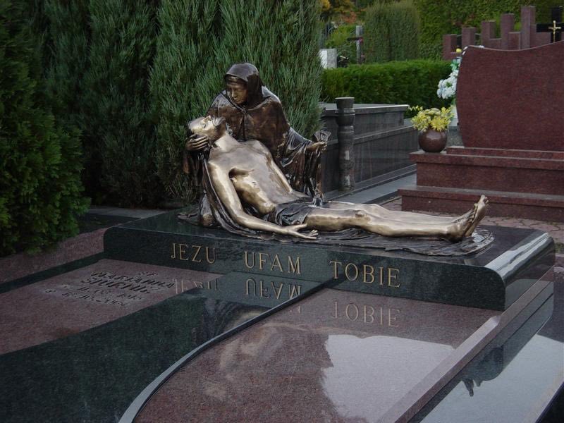 Project: Tomb with a Sculpture