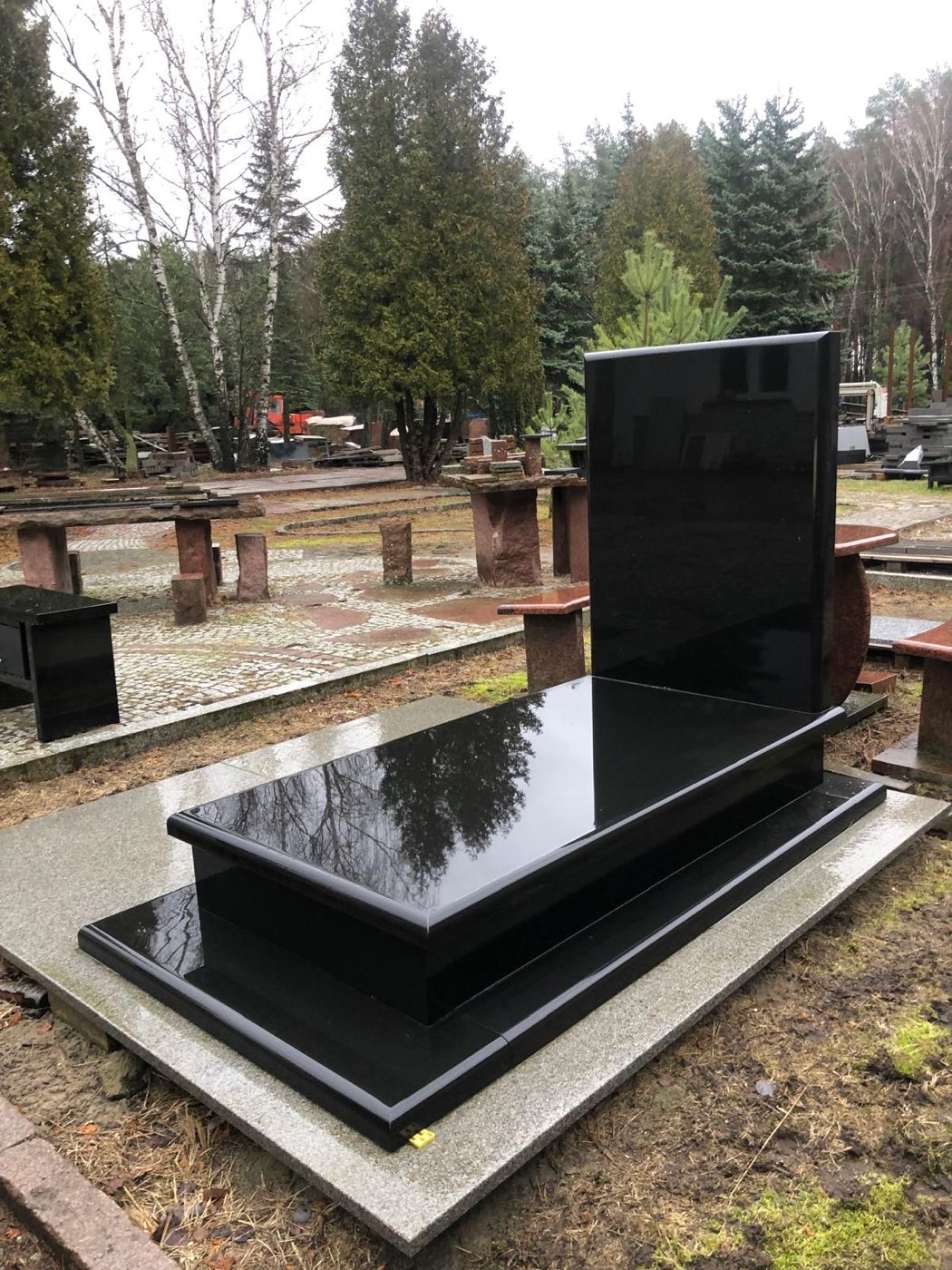 Project: Classic Black Swede—a monument with a floor made of gray Bohus stone