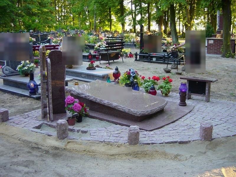 Design: Sarcophagus-style headstone with headpieces